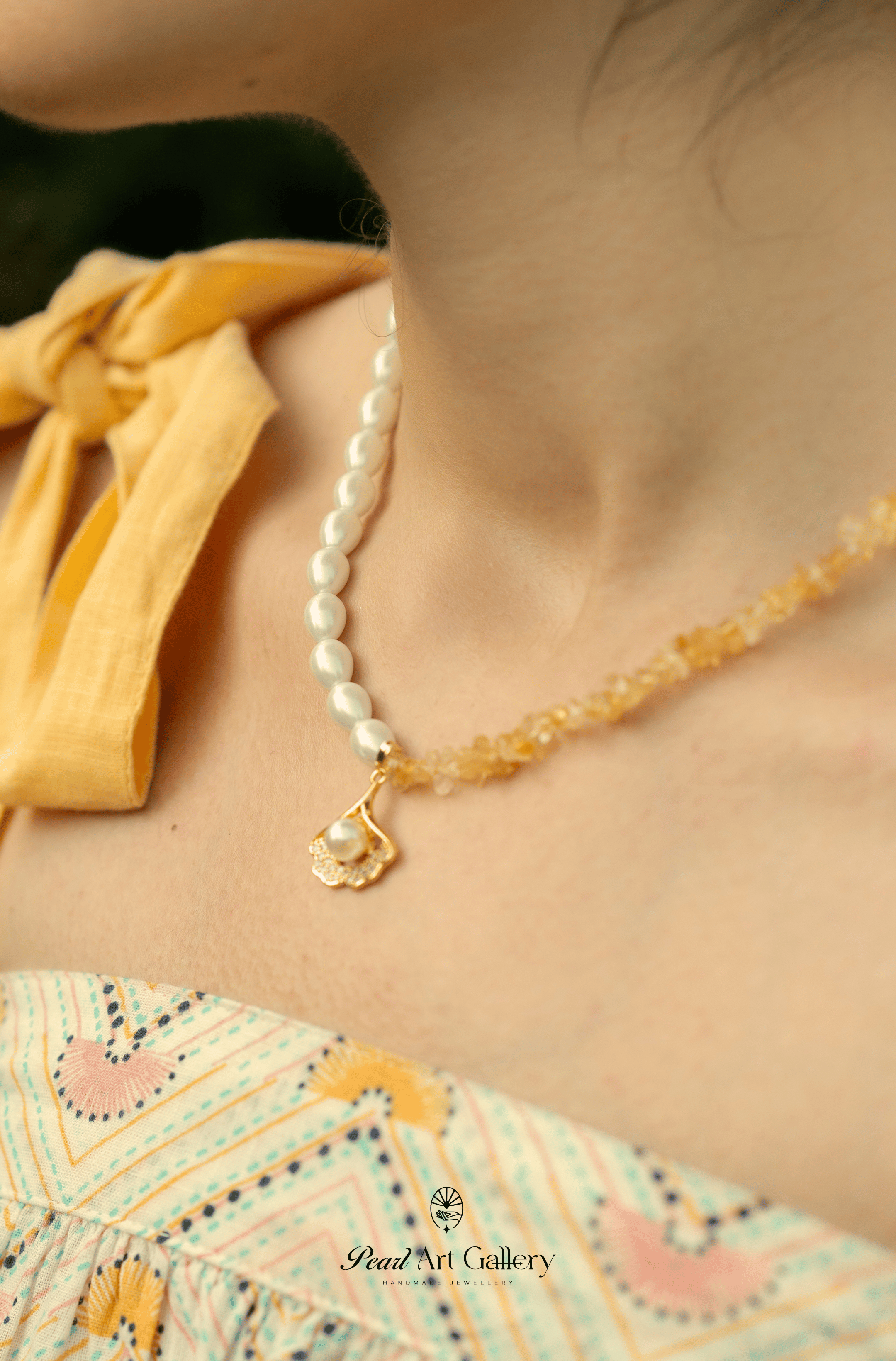Golden stone chip pearl choker – close-up detail