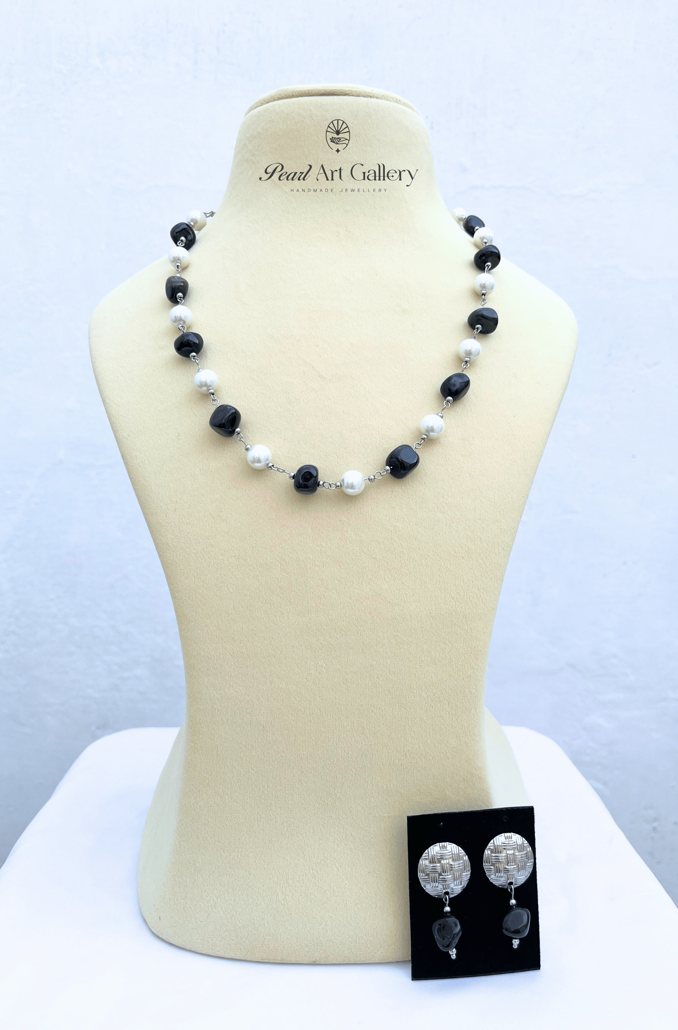 Black agate and pearl necklace set – close-up detail