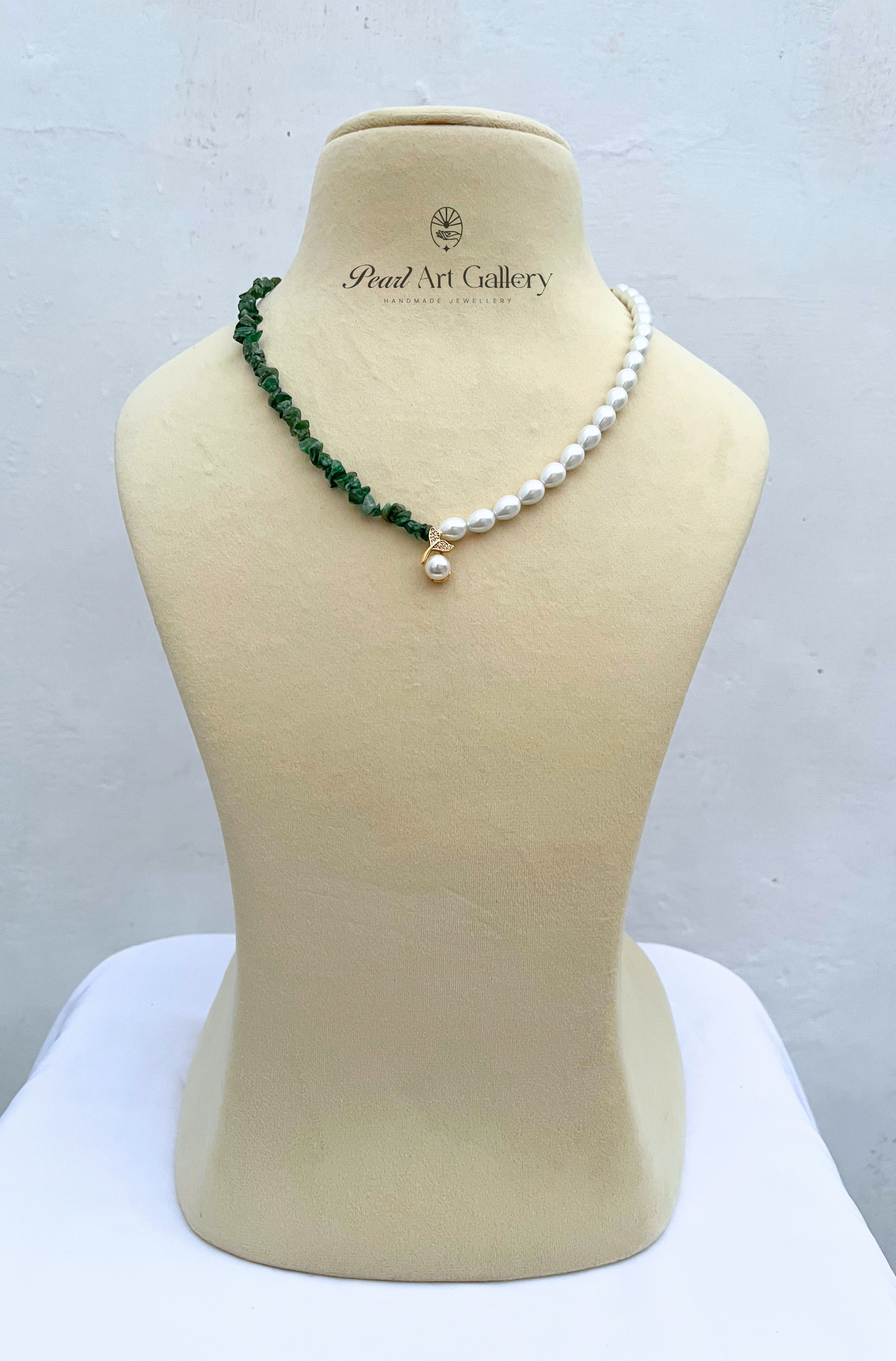 Golden stone chip pearl choker – close-up detail