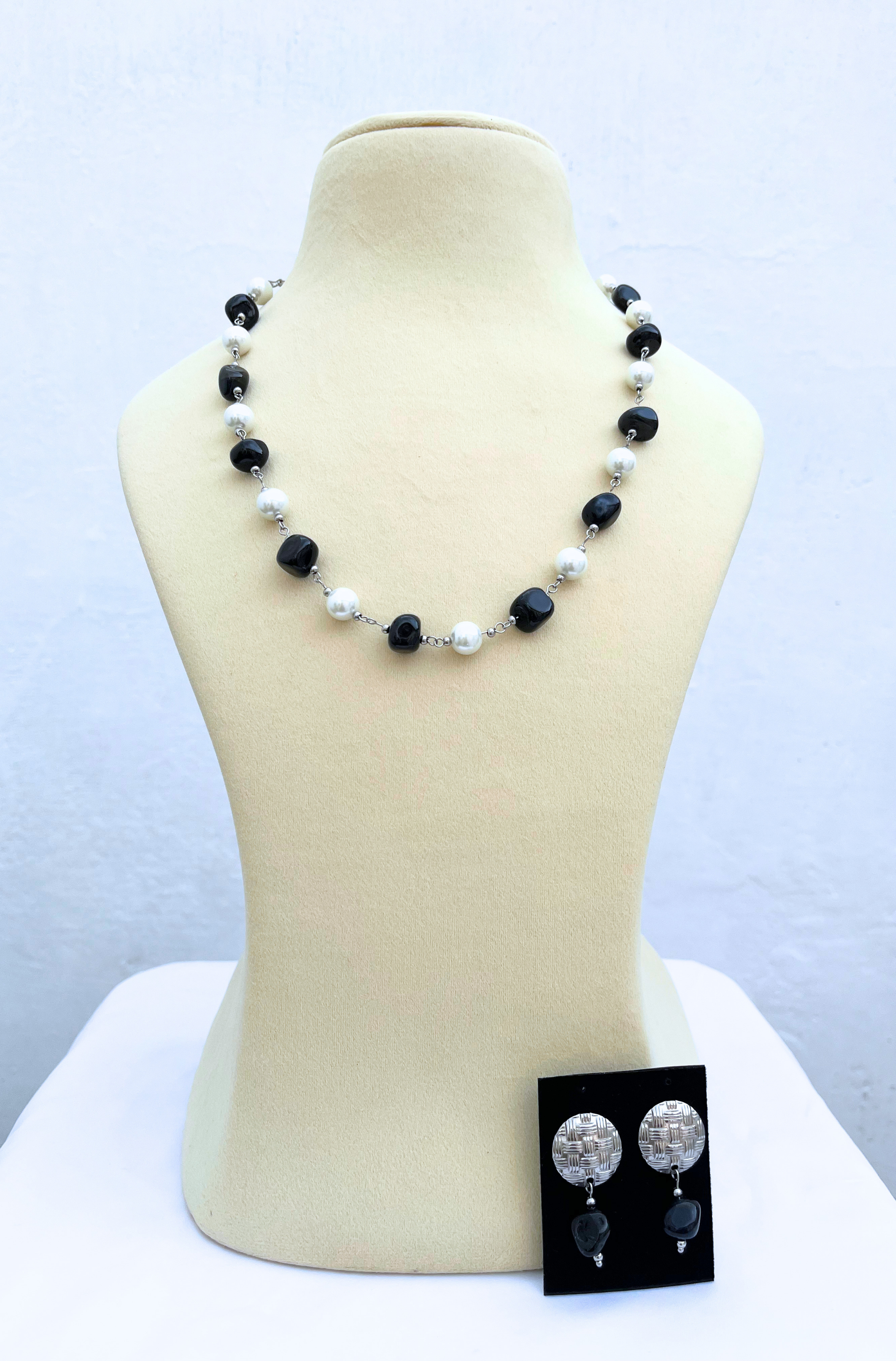 Pearl and black agate necklace set with earrings – handmade in India
